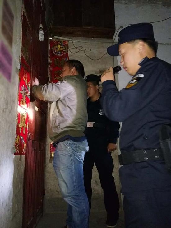 泰州粗心妈妈误将幼女锁家中 民警全城寻开锁师傅开门